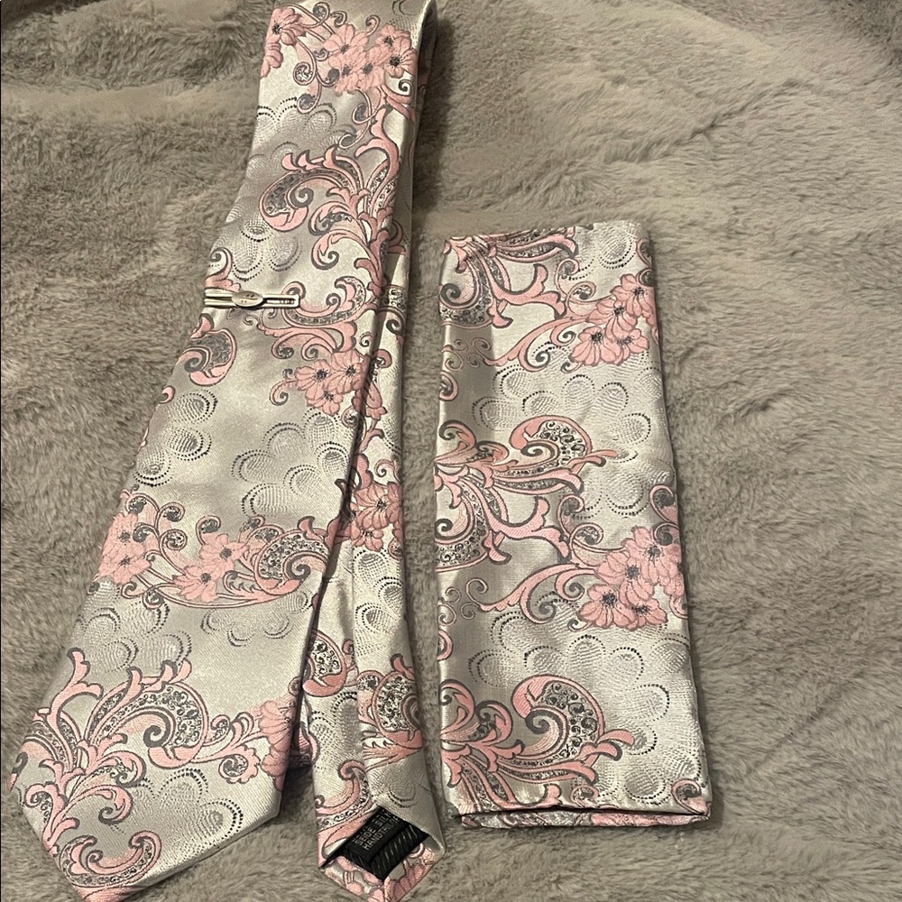 Elegant Pink and Silver Paisley Tie